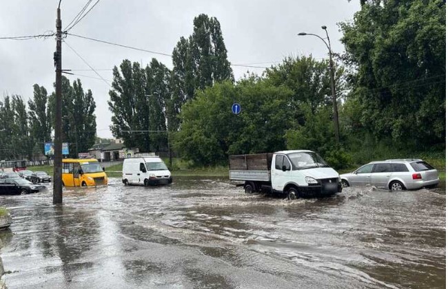 Машини плавають на дорогах: у Рівному цілі вулиці пішли під воду Машини плавають на дорогах: у Рівному цілі вулиці пішли під воду